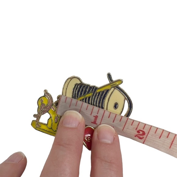 Vintage DM Sewing Seamstress Crafter Dangle Charm Brooch - Picture 9 of 10